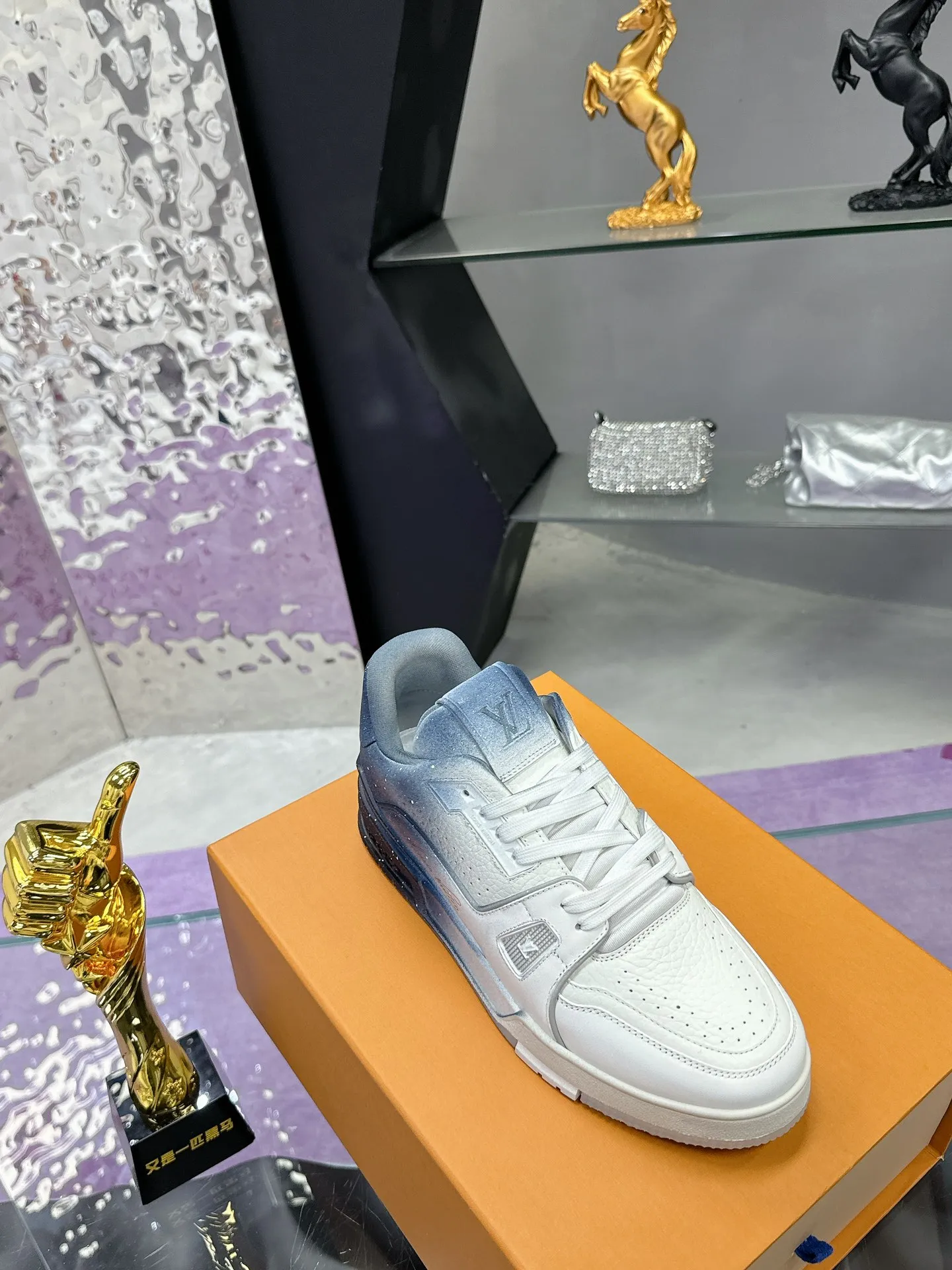 Men's men's shoes💰840❤️❤️❤️ (craft style, hand-rubbed, distressed, solid color, couple style) Original development, quality shipment, welcome to compare ❥❥❥❥❥❥LV sneaker series LV Trainer Maxi sneakers introduce the loose silhouette of the ready-to-wear series into the LV Trainer sneaker design written by Virgil Abloh, making an eye-catching appearance at the 2023 spring and summer men's wear show. The cow leather upper is combined with rough fabric laces, and colorful beading highlights the brand's classic elements. LV letters mark the tongue and Monogram floral outsole. Mixed materials Made of first-layer cowhide, wrapped in imported custom-printed denim, thick shoelace design, large Monogram print on the side, "lv 54" badges on the tongue and heel, rubber outsole decorated with Monogram flowers, mesh lining and cotton feet, the comfort is as extreme as ever, premium heritage, quality first, worth owning! Size: 35-40 for women, 39-44 for men (45 and 46 are custom-made and non-returnable) ♡Full set of packaging with original gift box